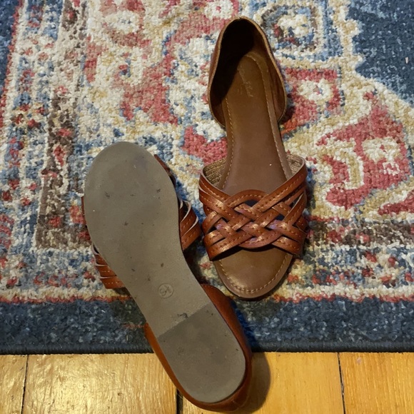 Universal Thread Flats - Picture 2 of 4